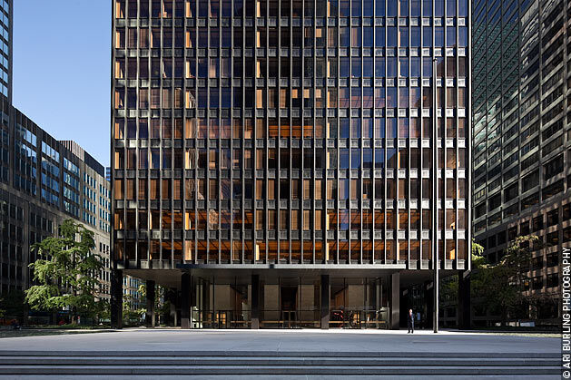 Людвиг Мис ван дер Роэ считается основоположником интернационального стиля в архитектуре, который отличают лаконичные решения и строгие геометрические формы. Принципы проектирования в его работах универсальны, они распространяются как на малоэтажные, так и на высотные постройки. Наиболее известный небоскреб – здание Сигрем-билдинг на Парк-авеню в Нью-Йорке.