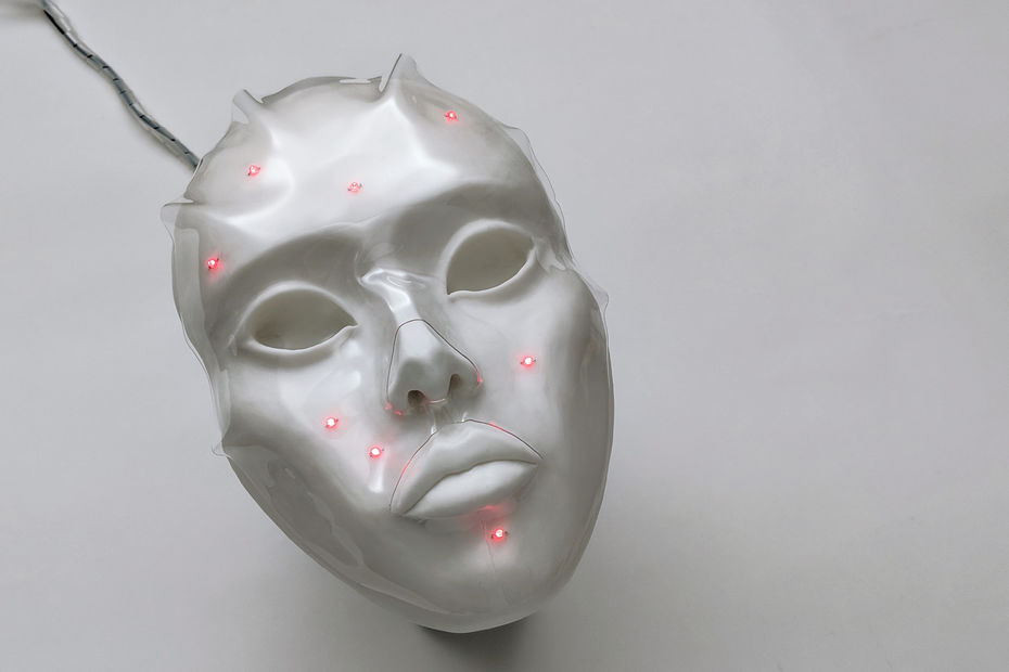 <a target="_blank" href="https://alekhina.cc/red-pixel/">Анастасия Алёхина. Red Pixel, 2018 г. Электронная маска, которая имитирует высыпания на коже лица</a>