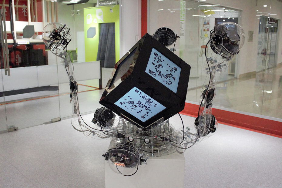 Борис Шершенков. Инкубатор данных, 2021 г. Медиаскульптура, установка для определения жизнеспособности цифровых конструктов