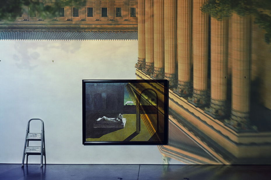 Вид на вход Филадельфийского музея в зал с картиной Джорджо де Кирико. Из проекта «Камера обскура», 2005