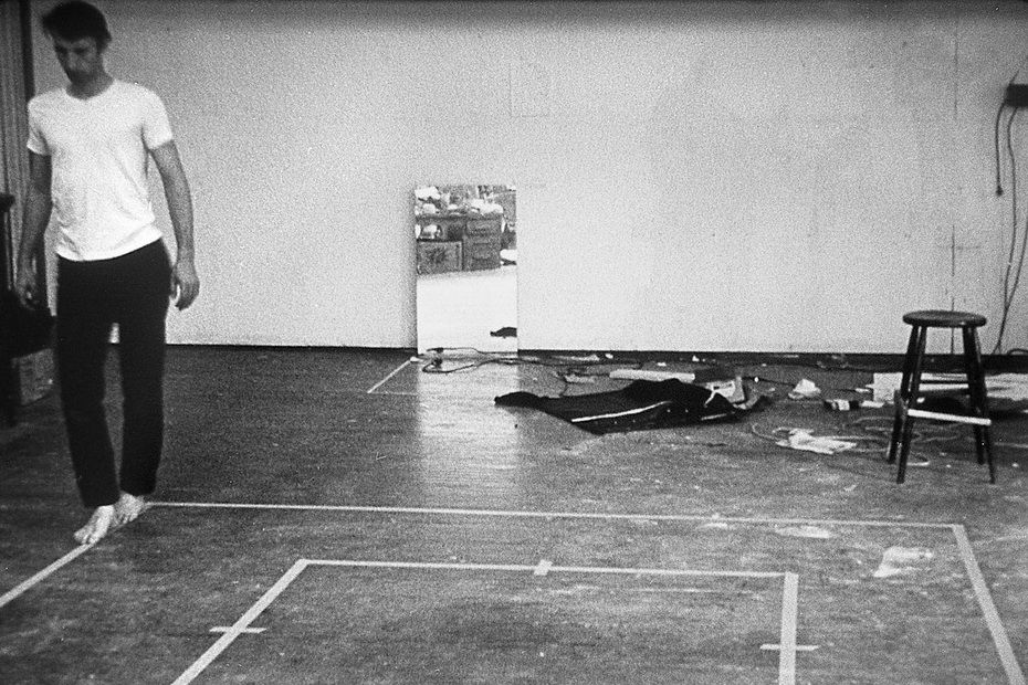 «Хождение в преувеличенной манере по периметру квадрата», Брюс Науман, 1967