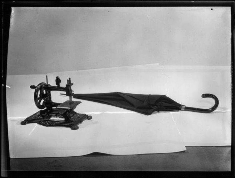 «Прекрасно как случайная встреча на прозекторском столе швейной машинки с зонтиком», Ман Рэй, 1935