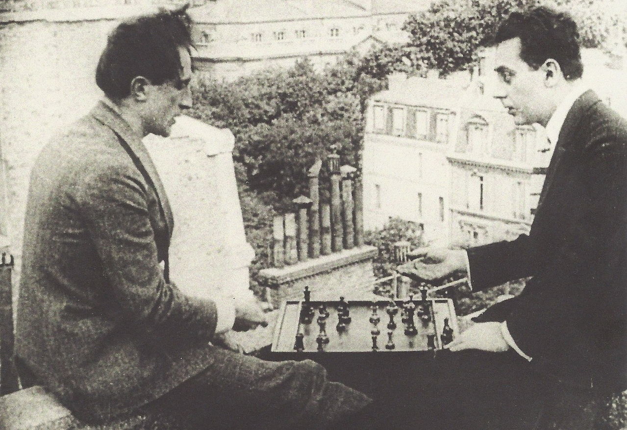Марсель Дюшан и Ман Рэй играют в шахматы на крыше Театра Елисейских полей в Париже. Кадр из фильма «Антракт», Рене Клер, 1924