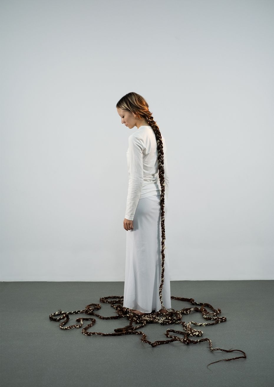 Диана Ли, плести косу, 2022