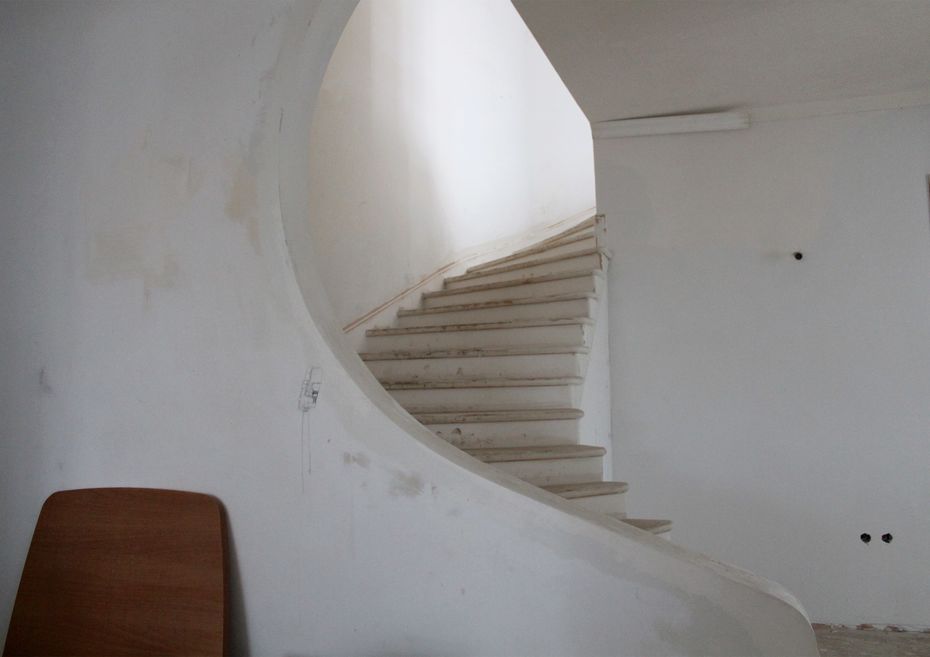 Спиральная лестница на этаже 1 белого корпуса