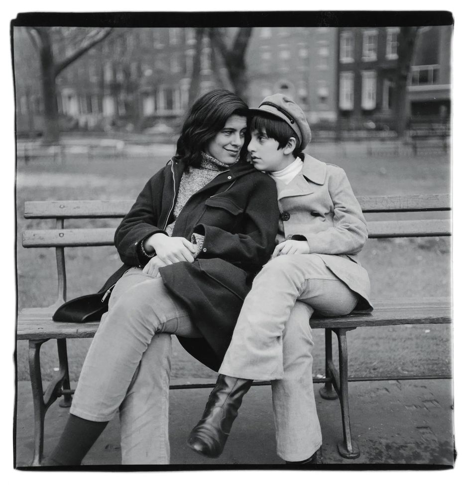 Диан Арбус. Сьюзен Зонтаг со своим сыном Дэвидом Риффом на скамейке. Нью-Йорк. 1965.