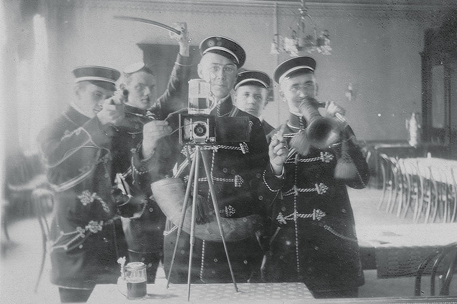 Неизвестный фотограф. Групповой портрет в зеркале. Германия. 1912
