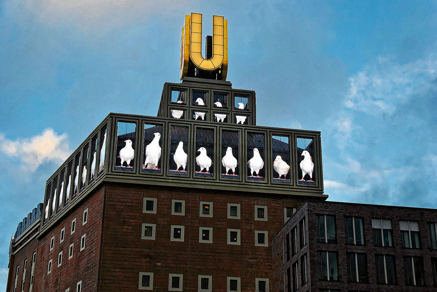 Инсталяция Адольфа Винкельмана на Dortmund U-Tower