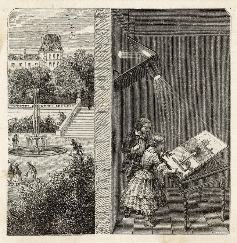 Двое французских детей рассматривают с помощью камеры-обскуры, как родители гуляют в саду своего замка (1860-е)
