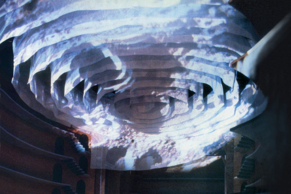 Проекция на спиральном занавесе из шёлка в спектакле «Фауст. Фрагменты» (Piccolo Teatro, 1989-1990)