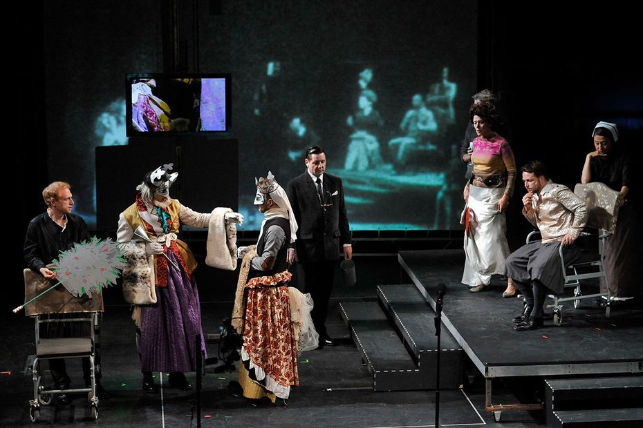 Сцена из спектакля «Гамлет» (Элизабет ЛеКомпт, The Wooster Group, 2007)