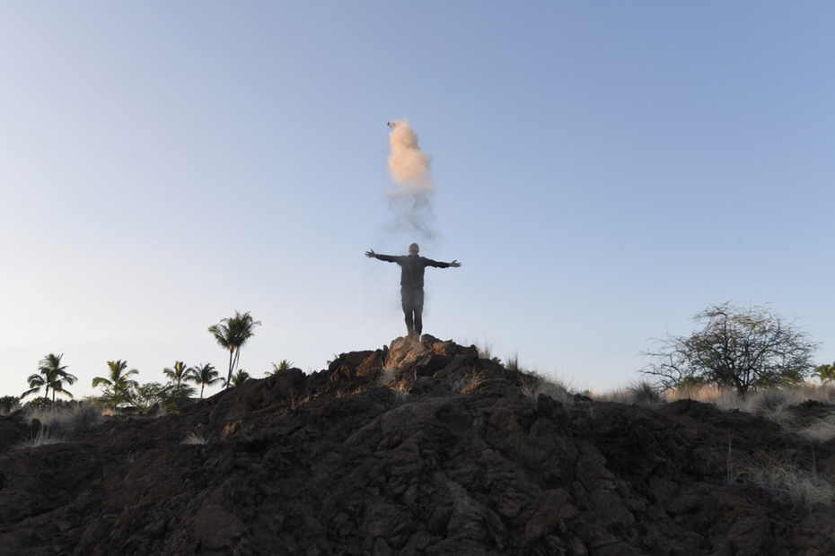 Энди Голсуорси. Каменная пыль, собранная при создании инсталляции «Passage, Hawaii». Брошена на рассвете тихим утром, 14 ноября 2022 года. Фото с публичного сайта автора [6]