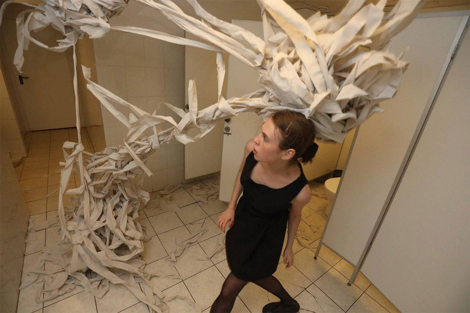 Выставка Насти Ливадновой «Cмотреть в стены и представлять, что за ними» в XL Gallery