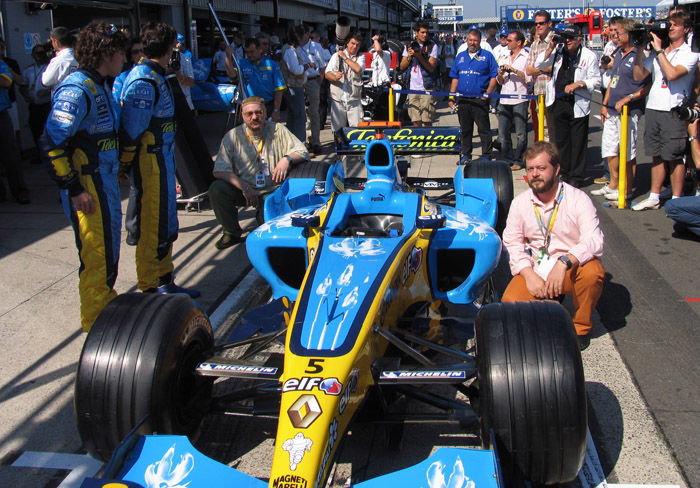 Стас Жицкий и Сергей Кужавский рядом с болидом «Формулы-1» команды Renault