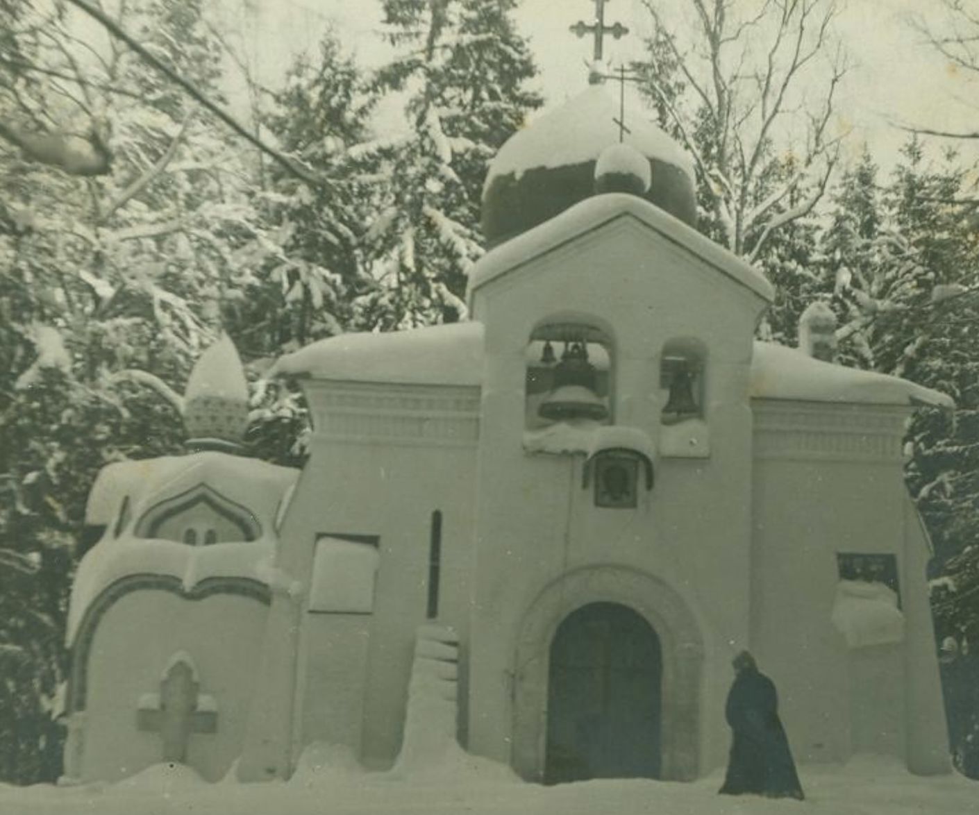 Фотография. Мамонтова Е.Г. около абрамцевской церкви зимой. 1901. Музей-заповедник «Абрамцево»
