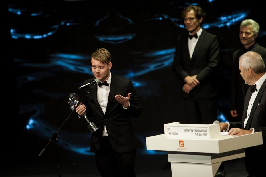 Иван Твердовский получает спецприз жюри на кинофестивале в Карловых Варах за фильм «Зоология» (2016) 