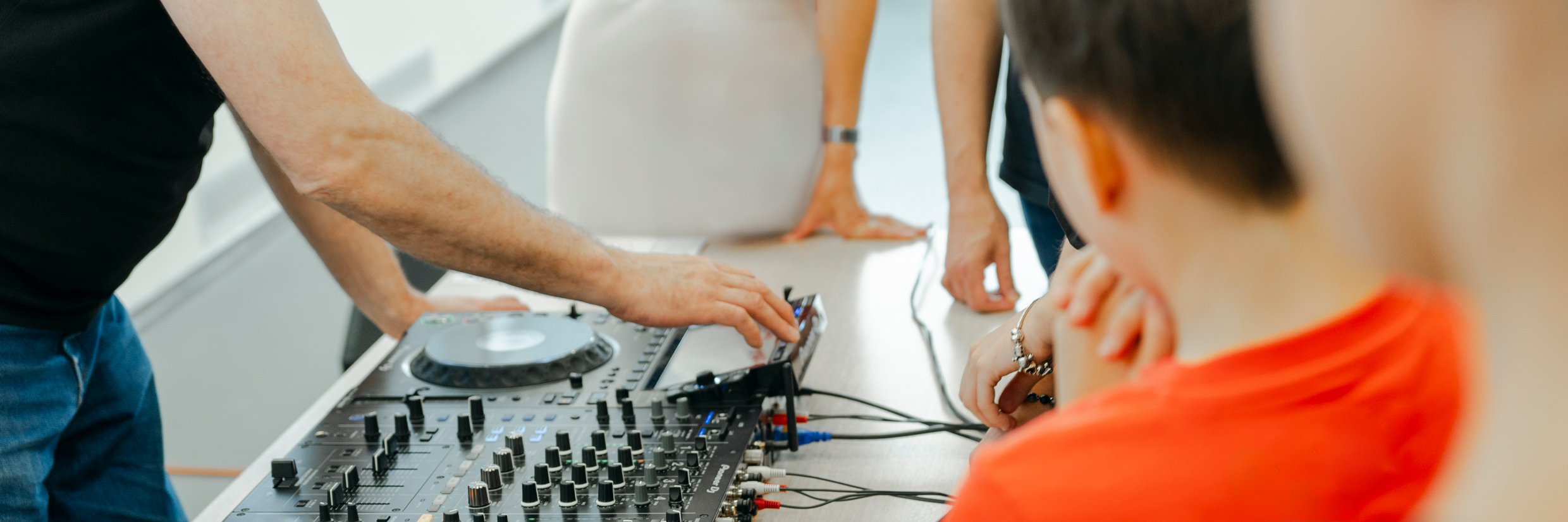 Диджеинг — курс Детской школы дизайна НИУ ВШЭ для учащихся 5–9 классов