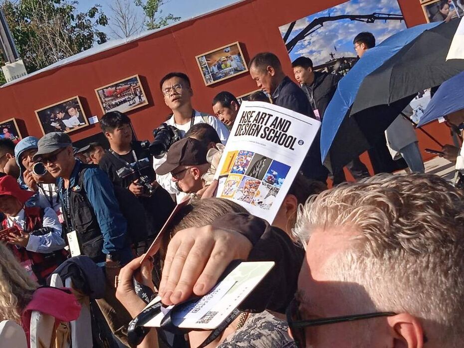 Перед открытием фотовыставки